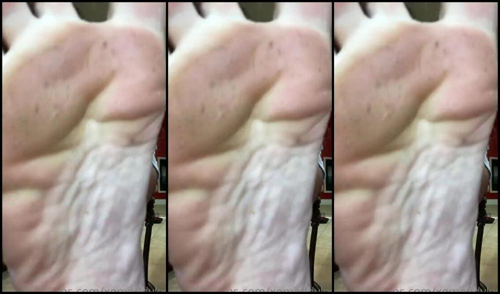 Goddess Kaylee Aka Xomaddykxo Onlyfans On Your Knees For Me And My Sweaty Stinky Feetp