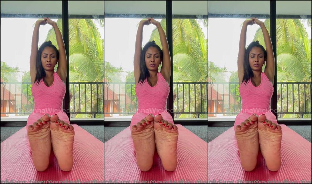 Jennawickedfeetqueen Omg Feet So Sweaty In The Gym I Don T Care People Watching Me This Whole Minu