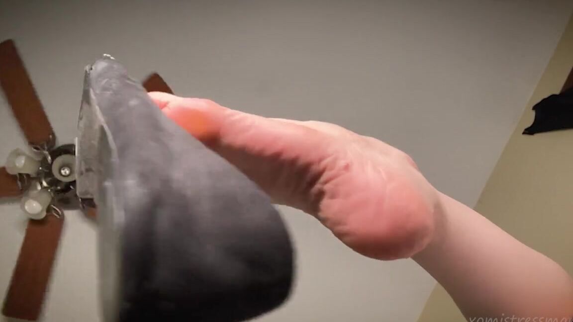 Xomistressmandi Onlyfans Dangling My Flats For You