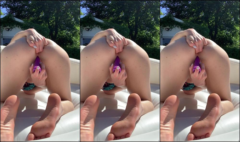 cutegiraffe-03-12-2019-97630920-using-my-purple-vibrator-outside-