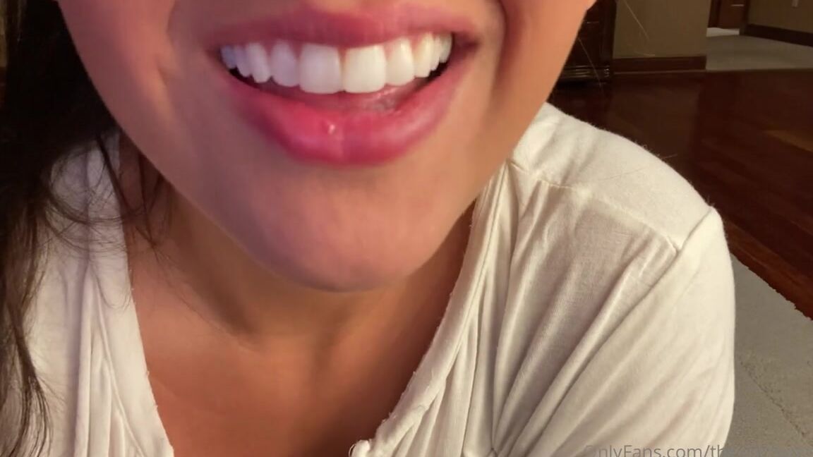 Theenchantressb Nicknamed Theenchantressb Onlyfans A Little Asmr And Feet To Wind Down Your Monday