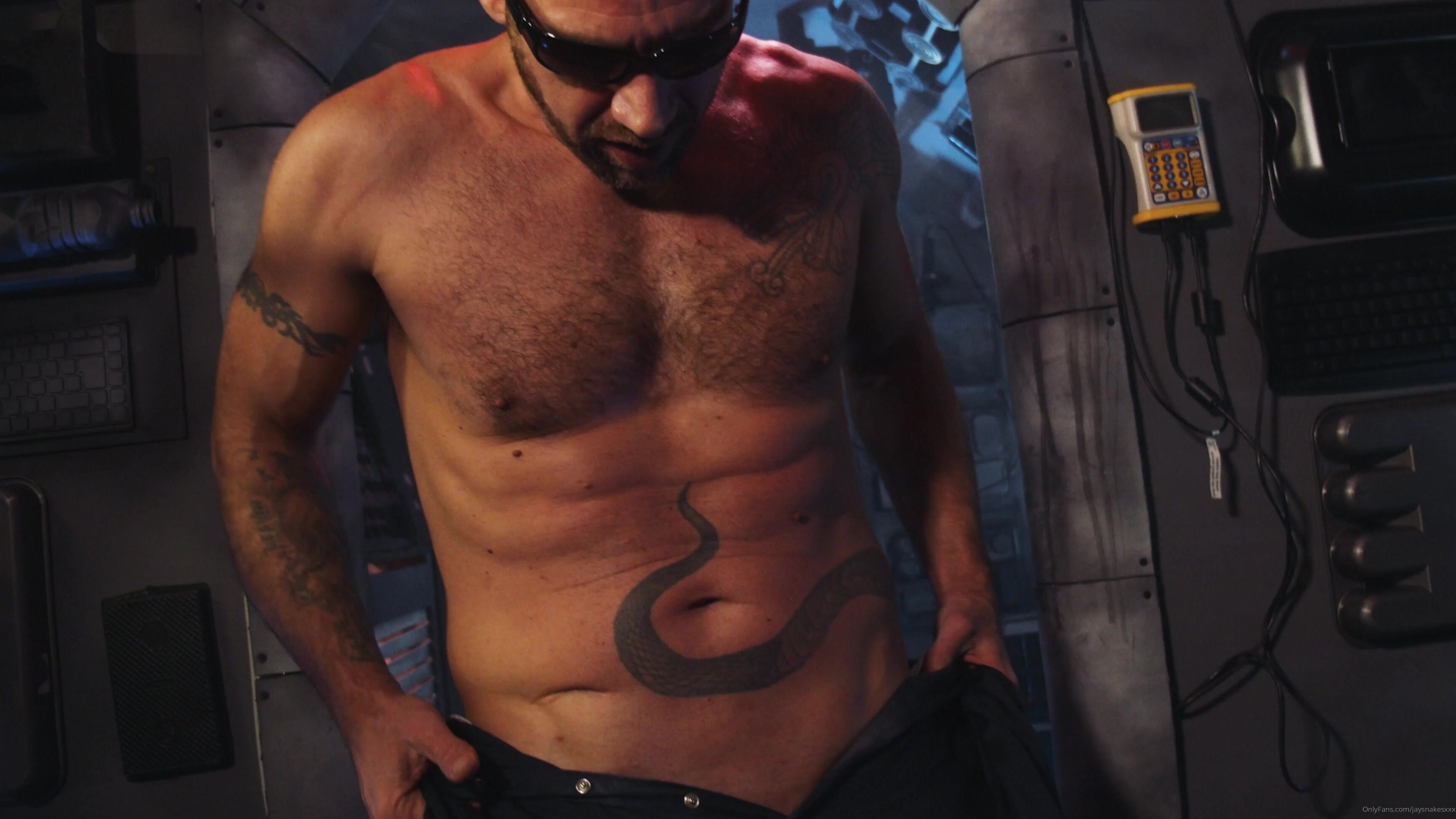 Jaysnakesxxx There S An Alien On The Loose In My Ship Damn Parasite Is Feeding On The Power Cables