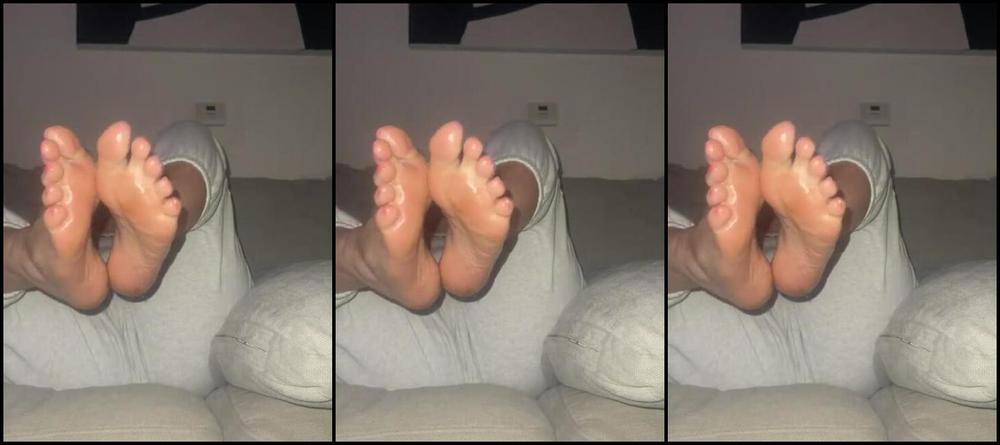 Gabrielle Coyle Nicknamed Gabbyraee1 07 09 2024 Onlyfans Video Look Im All Oiled Up For You Ready For You To Slide In Between My Soles