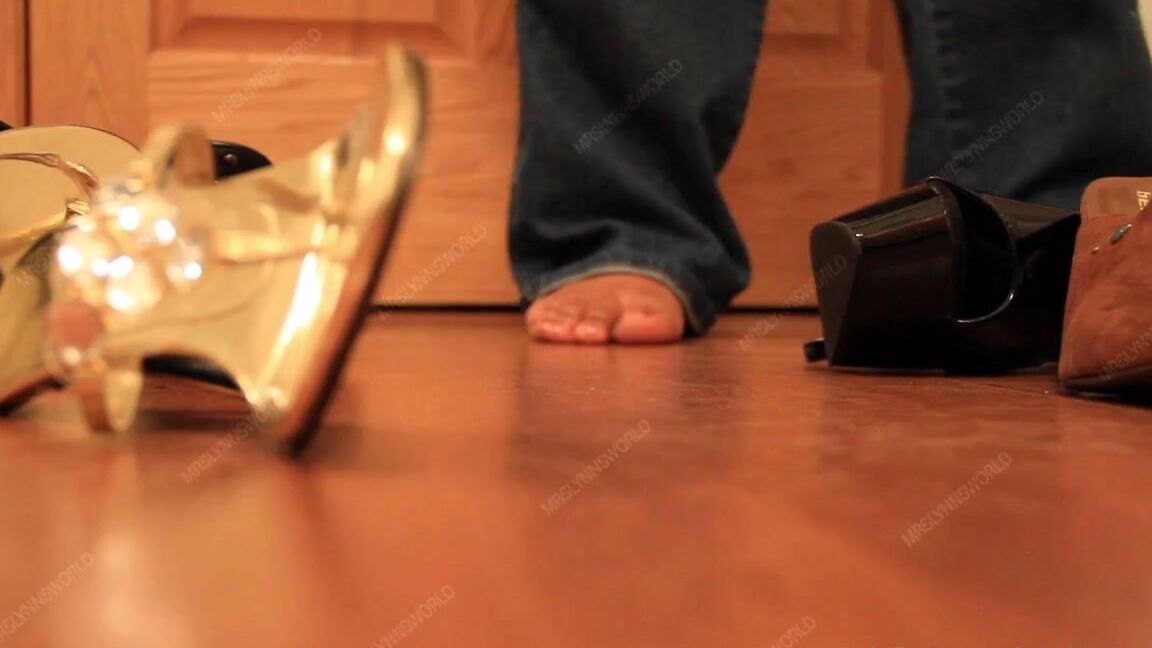 Auntie Lynn Nicknamed Mrslynnsworld Onlyfans Auntie Loves Trying On Shoes