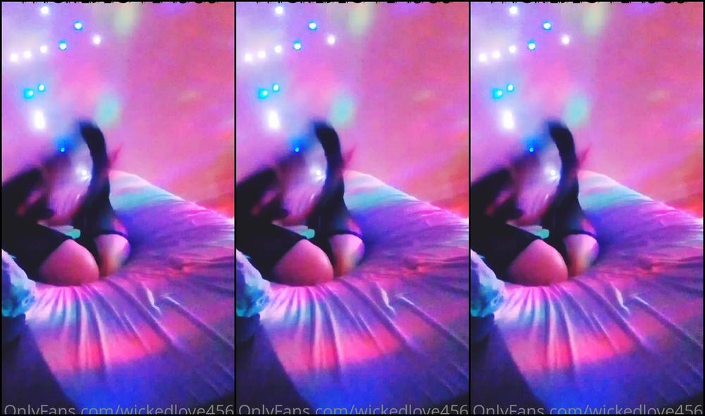 2020-12-03-1379998323-bedroom-dancing