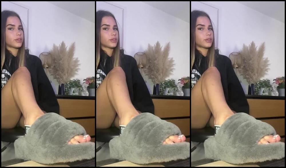 Goddess Demi Nicknamed Urgoddessdemi Onlyfans Uggs Removal Video For You Simps Gift Me Another Pair So I Can Make More Sweaty Content For You Bet B6