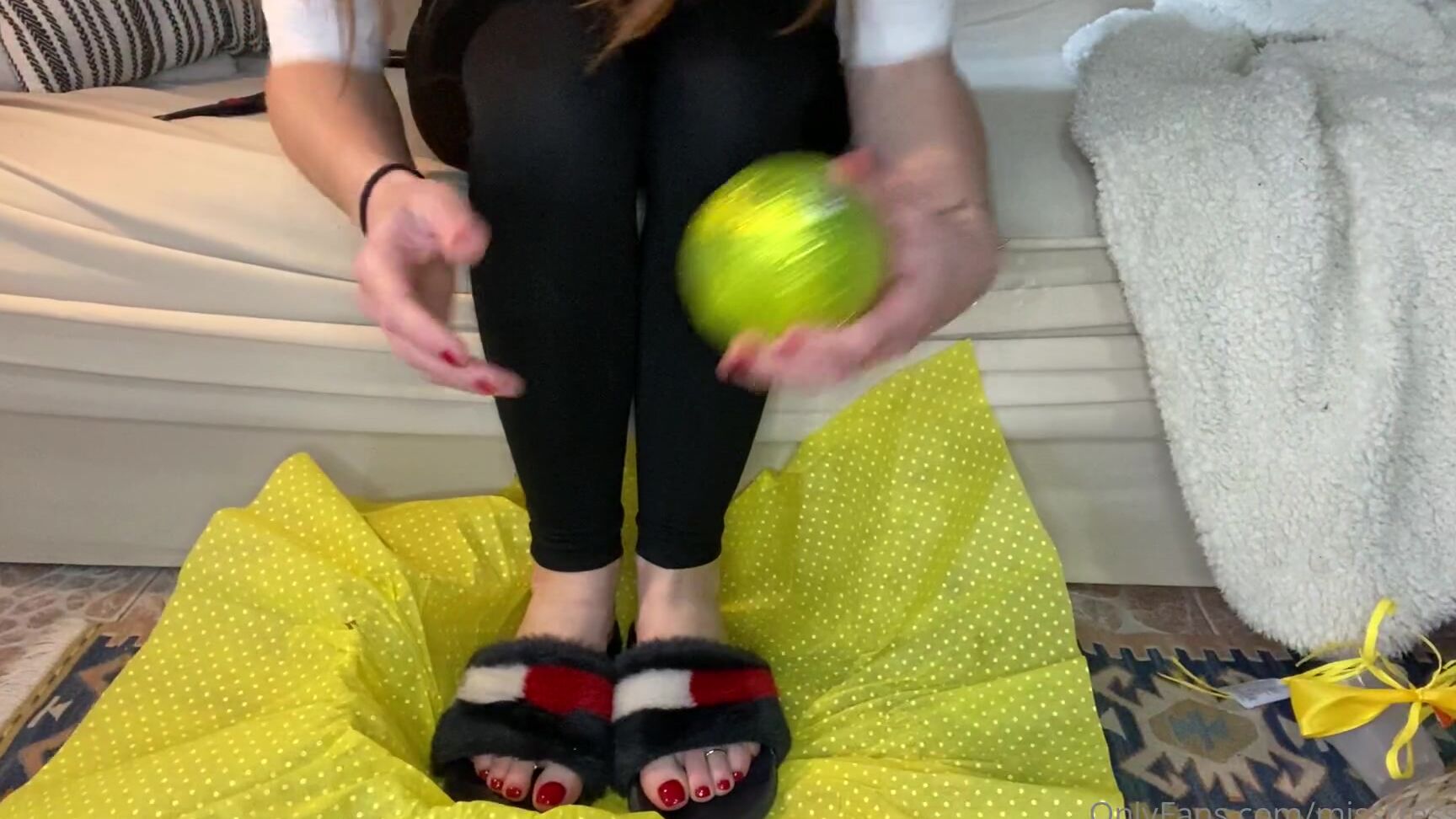 Misstressroux Happy Easter To Receive A Piece Of My Feet Aromatised Chocolate Easter Egg Send A Tip And