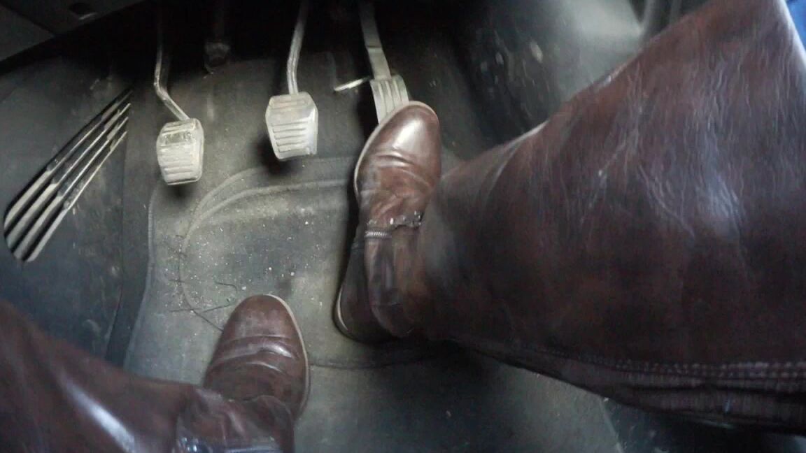 Sophia Smith Flat Boots Pedal Pumping