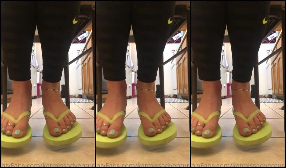 Adventuretoeskat Nicknamed Missadventuretoeskat Onlyfans For My Flip Flop Lovers I Made Two Who Wants To See The Other One Too