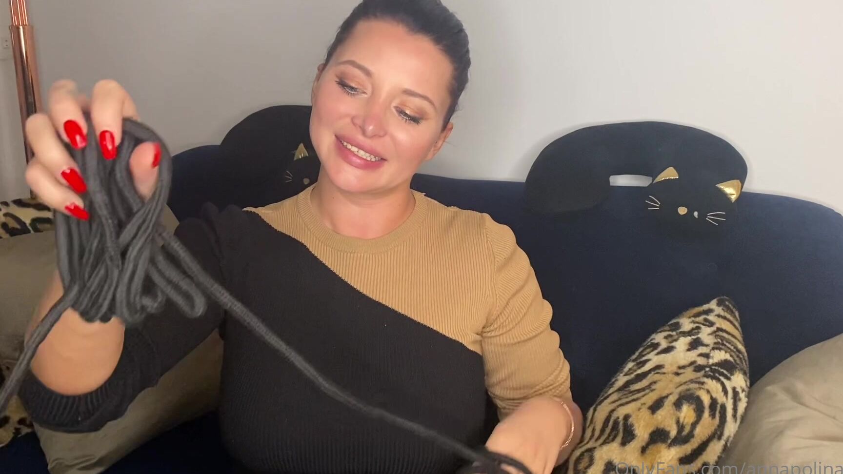 annapolinaxxxx-14-12-2020-1448441917-le-14-tellement-excit-e-de-rentrer-la-maison-et-de-d-couvrir-une-corde-bondage-c