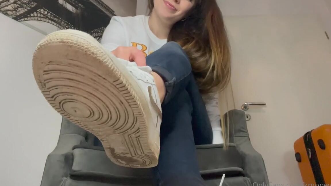 Lady Kira Aka Kmoneydom Onlyfans Der Perfekte Clip Fr Dich Sneakersuchti Wie Gerne Du Den Geruch Wahrnehmen Wrdest Nicht Wahr