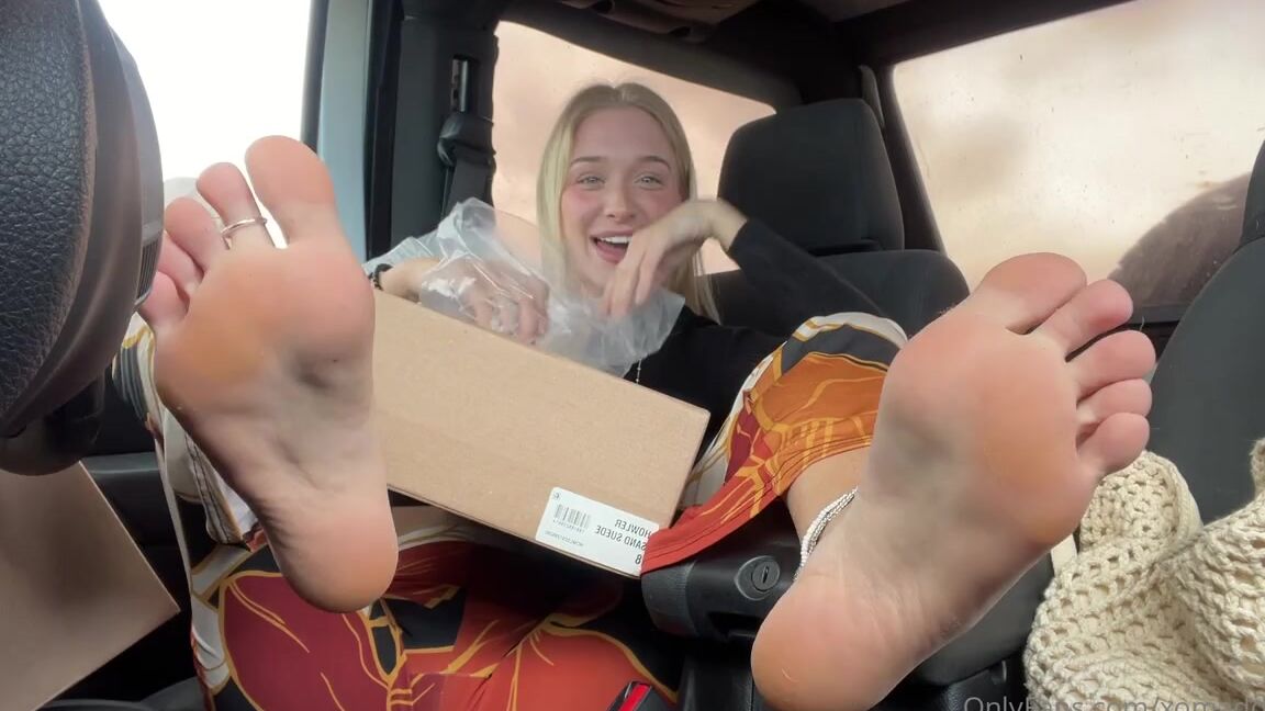 Goddess Kaylee Aka Xomaddykxo Onlyfans Stinky Sweaty Feet I Know You Ve Just Been Dying To Lick All Week Well Foot Boy It S Finally Thep