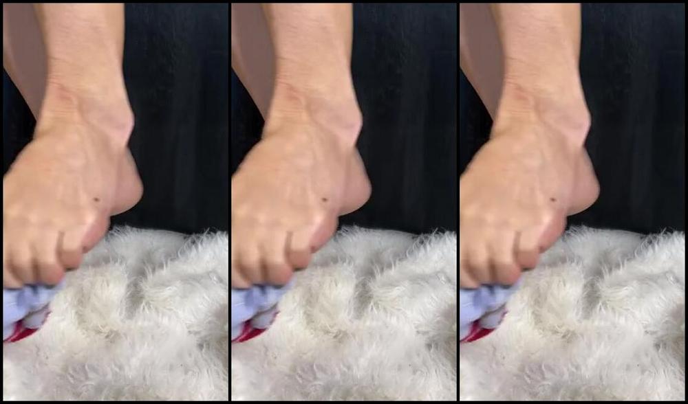 Lezlyan Nicknamed La Little Dancer Feet Onlyfans Tis The Season For Wearing Christmas Socks Even Though My Feet Are Cold Most Of The