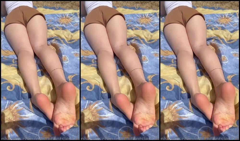 Petite Feet Penelope Aka Penelopestootsies739 Onlyfans Soles In The Sun