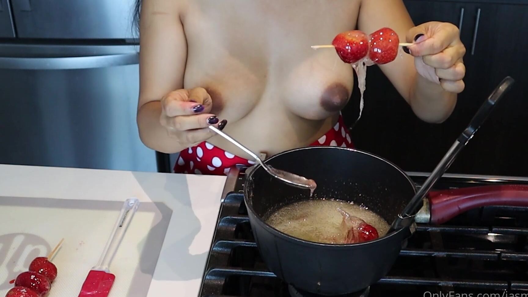 ubedientgirl-10-11-2020-1230130283-cooking-hoe-show-tanghulu-strawberries-video-9-24