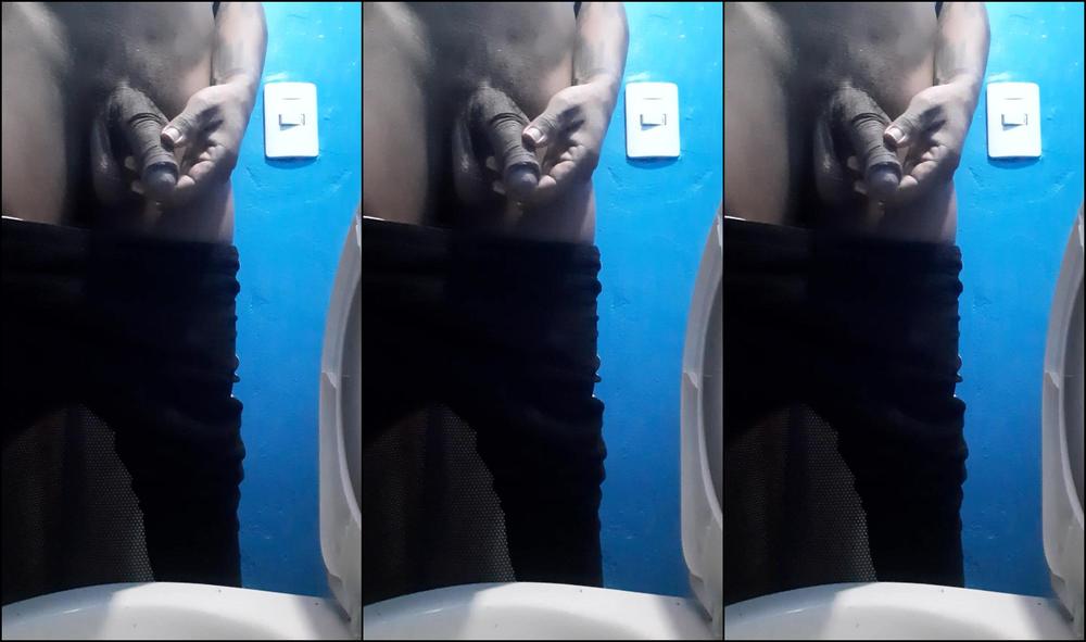 "Lola bbunny" bathroomsex, bigdicks, daddyroleplay, pee, screenpeeking playing with the golden shower manyvids