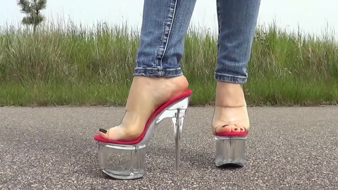 Madiheels Nicknamed Madiheels Onlyfans Walk In Stripper High Heels Im Showing Off My Sexy Feet Again Ixy