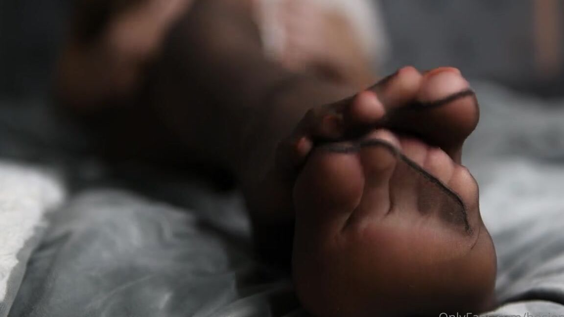 Nylontastica Nicknamed Nylontastica Onlyfans Cocoa Tease I Walk Into The Bedroom And Feel Your Eyes On Me This