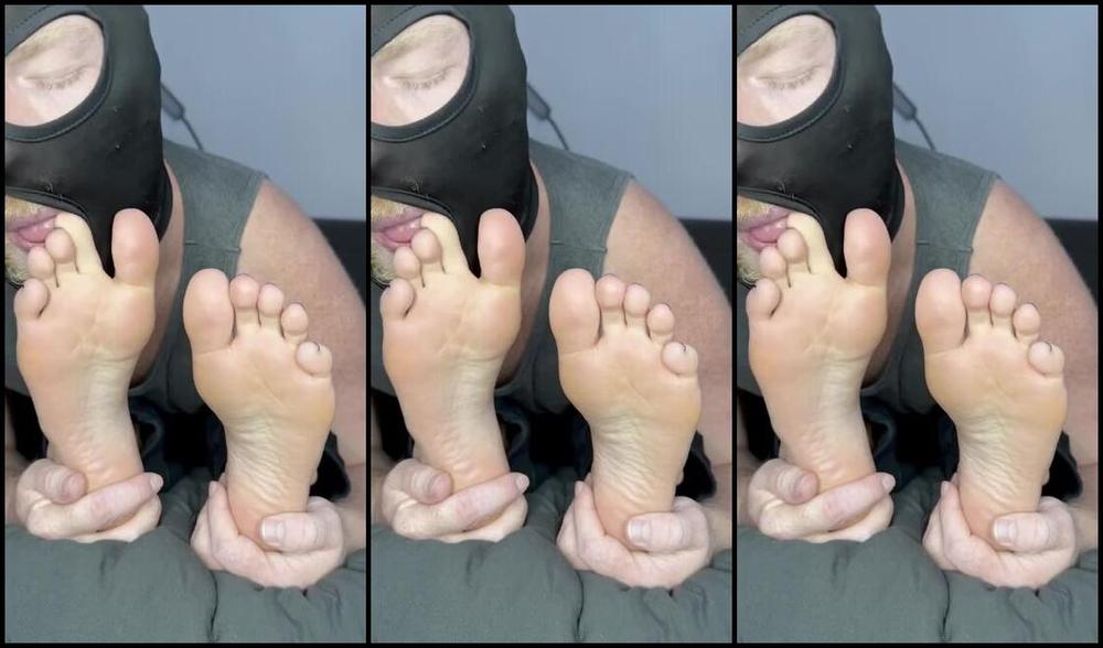 Linzi Little Aka Hang10Toess Onlyfans Hey Footboy Ready To Be Ignored While You Clean Between My Toes Like A Good Little Slave Goddess Bp