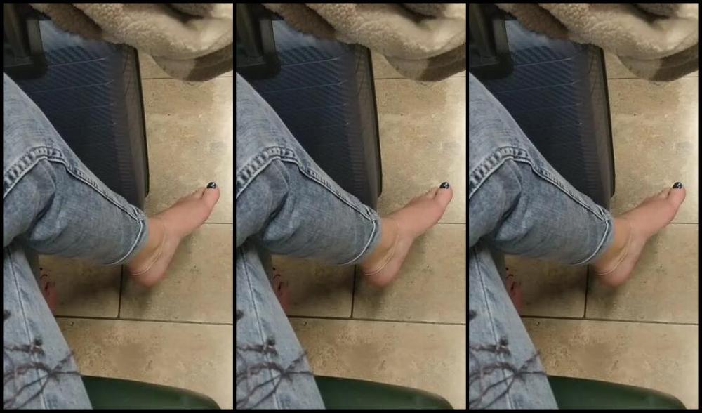 Frejas Submissive Feet Nicknamed Frejassubmissivefeet Onlyfans Barefoot At The Airport During My One Week Stay In Italy I Will Share With You