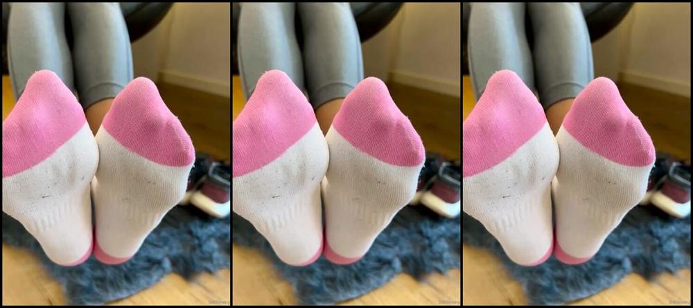 Stillsinning Nicknamed Stillsinning Onlyfans I Love Taking My Sneakers Off While Working Would You Sniff Them 4