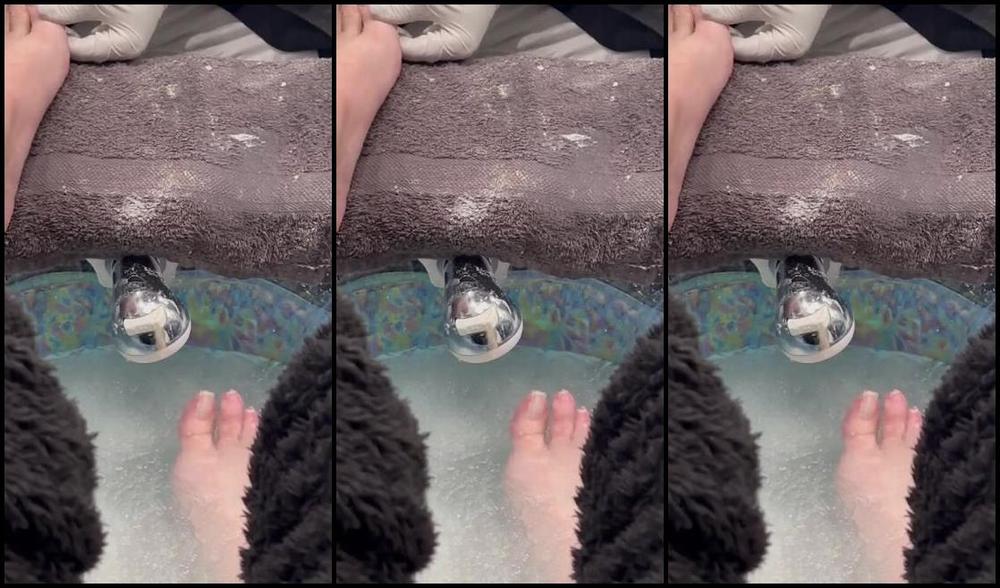 Waifu Jess Nicknamed Waifufeetmilkog Onlyfans Giving You A Small Glimpse Watch These Toes Get Freshened Up For You