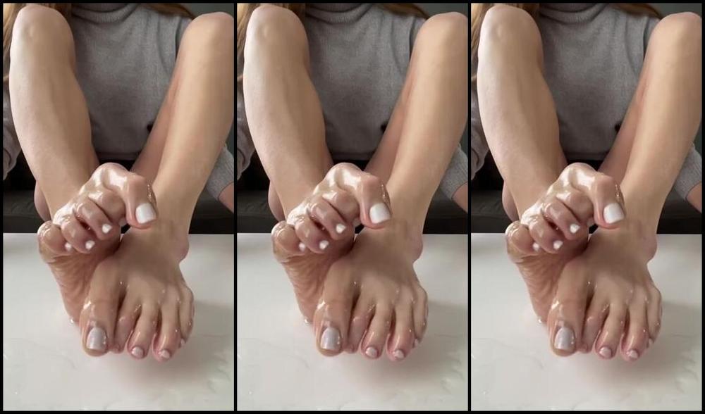 Fitxmama Nicknamed Fitxmama Onlyfans Some Oily Fun Who Doesn T Love Dripping Toes And Slippery Soles