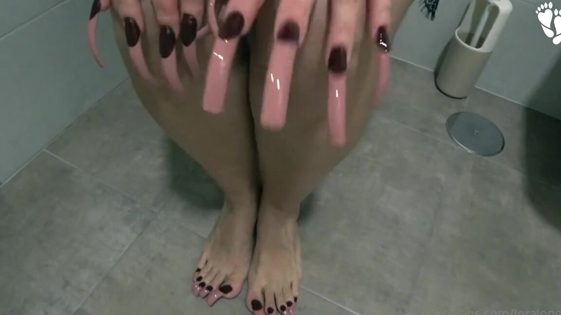 Lora Long Nails Nicknamed Loralongnails Onlyfans Washing Hands With Very Long Nails