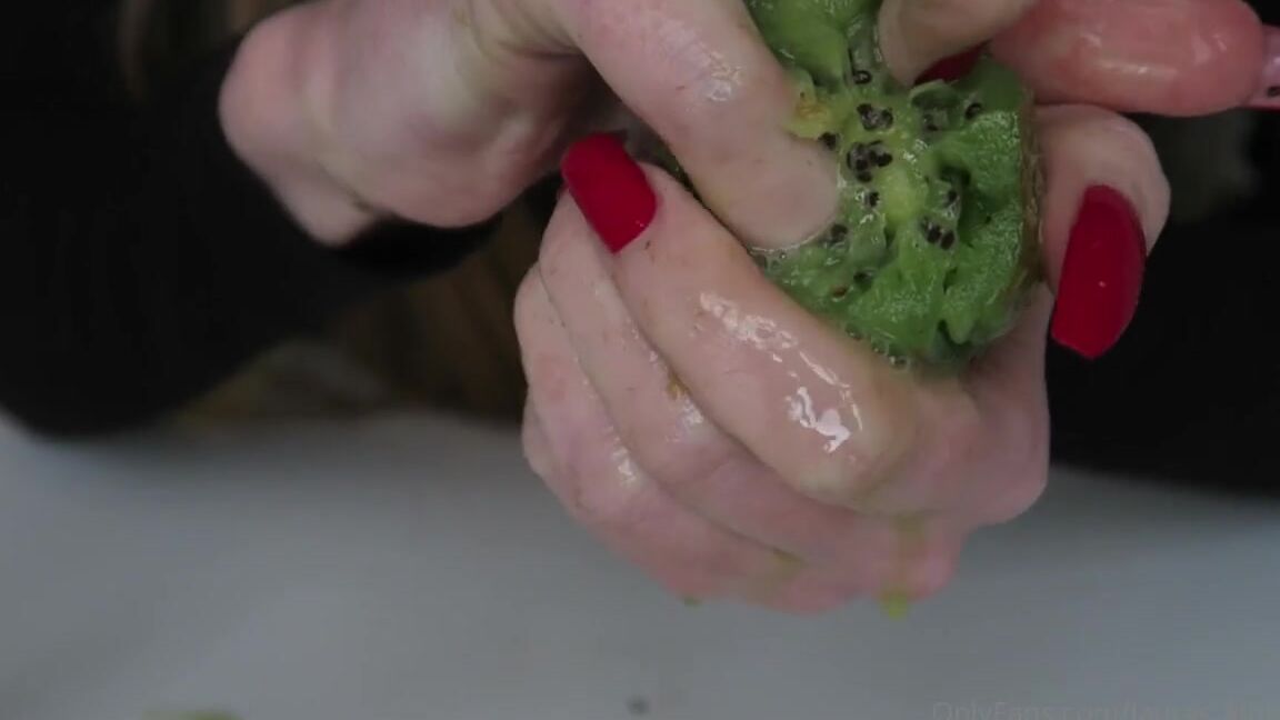 Lalalaura Nicknamed Lauras Kingdom 10 12 2022 Onlyfans Video Isabellas Kiwi Claw Isabella Claws Juicy Kiwis With Her Long Natural Red Nails Full Hd 1080P