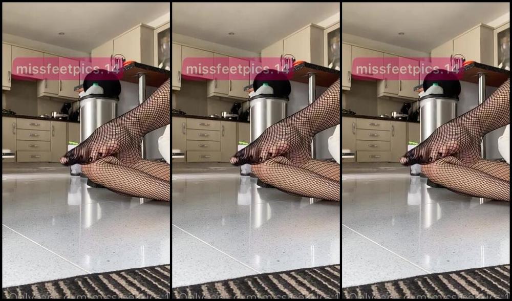 Alia Lizza Nicknamed Missfeetpics14 Onlyfans New Colour Alert I Hope You Like This Colour Choice As Much As I Do Dr Martens Thick Socks