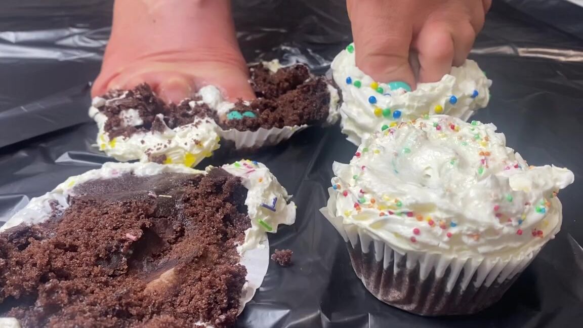Bsmessybakery Nicknamed Bsmessybakery Onlyfans My Playful Pretty Green Toes Smothering 4 Tasty Chocolate Cup Cakes With My Scrunching Soles