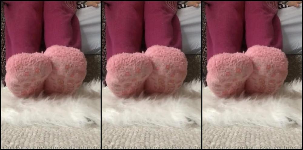 Adventuretoeskat Nicknamed Missadventuretoeskat Onlyfans Sunday Mornings Are So Cozy