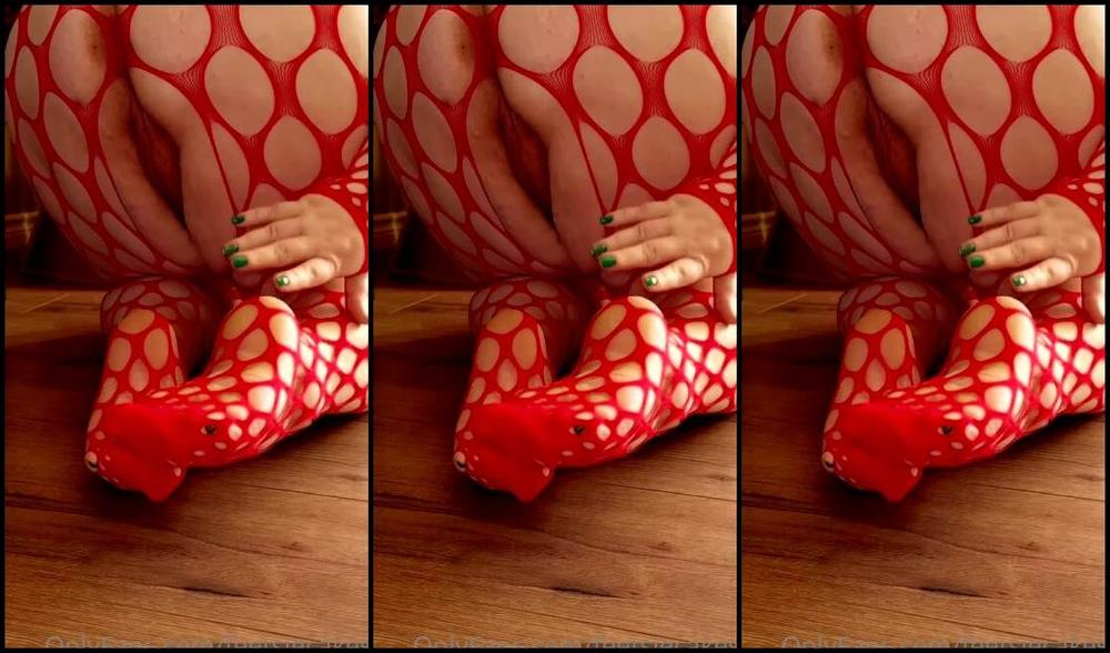 Caroline Aka Feetsiecakes Onlyfans A Little Booty Action For Festivus