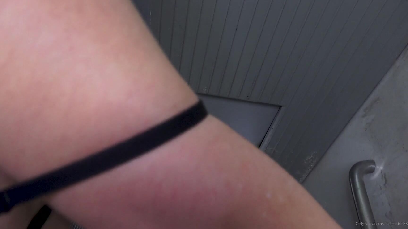 Alicehatter Je Joue La Pute Et Entraine Mon Client Dans Un Lieu