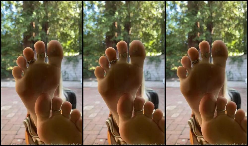 Goddess Kaylee Aka Xomaddykxo Onlyfans Feet Against The Glass This Was My First Try So Let Me Know What You Thinkp