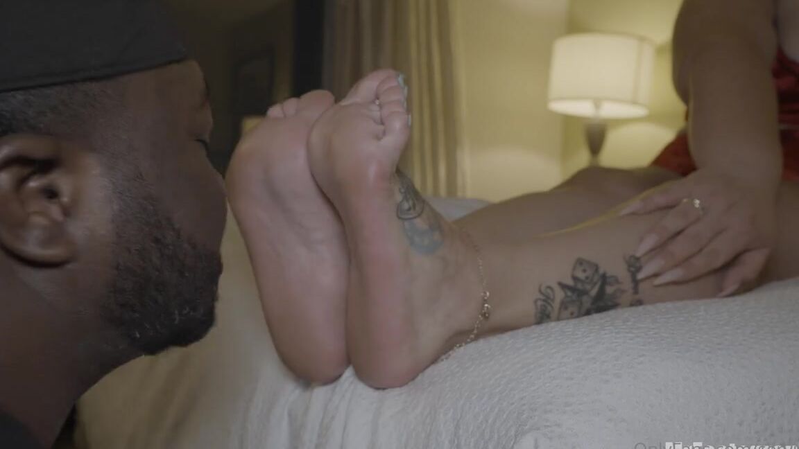 Servingbarefeet Aka Servingfet Onlyfans Worship Wednesday I Loveeeee A Wet Tongue Between My Toes My Heels Sucked And Nibbled