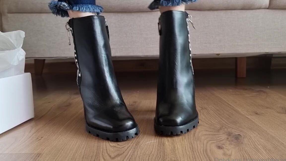 Goddesselisaa Onlyfans Follow The Example Of Slave Who Used His Money Wisely Buying Shoes For His Goddess 1