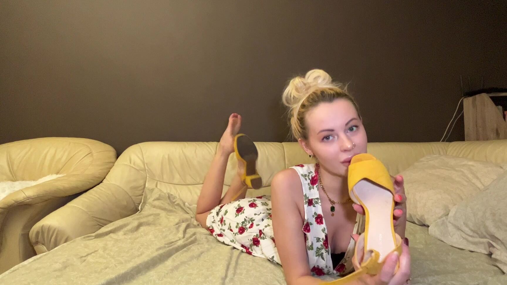 footfetish Wicki sniffs yellow baresandals,says FU Wicki home studio