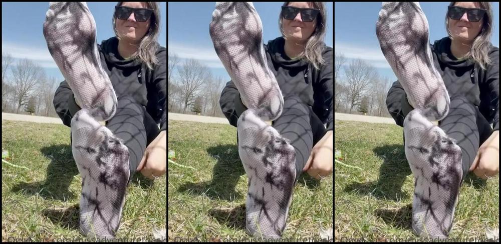 Adventuretoeskat Nicknamed Missadventuretoeskat Onlyfans Peeling These Sweaty Things Off For You I Had A Audience