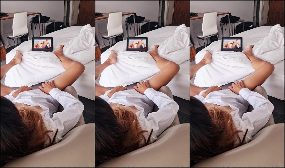 Anelyone Tema Masturbation Masturbandomi Su Un Video Threesome Bisex