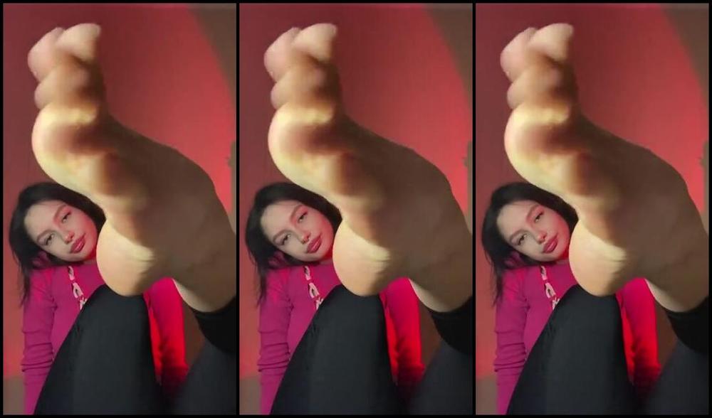 Marta Petarda Nicknamed Itsmartapetarda 01 04 2024 Onlyfans Video Throughout The Entire Video I Shove My Royal Stinky Feet In Your Face