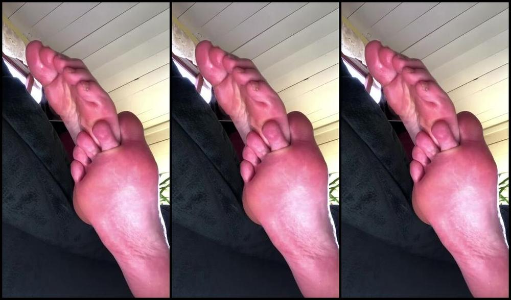 Delilah Nicknamed Footiesfeets Onlyfans Up Above Ignoring You