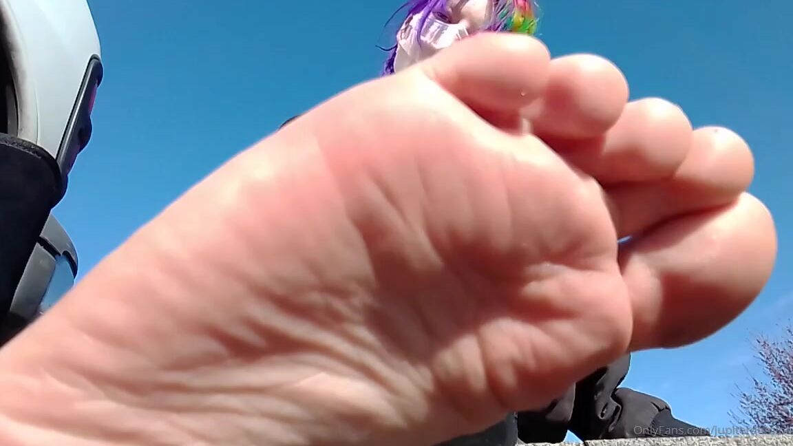 Jupiter Domina Nicknamed Jupiterdomina Onlyfans Sweaty Uggs Feet In The Parking Lot Of The Hardware Store