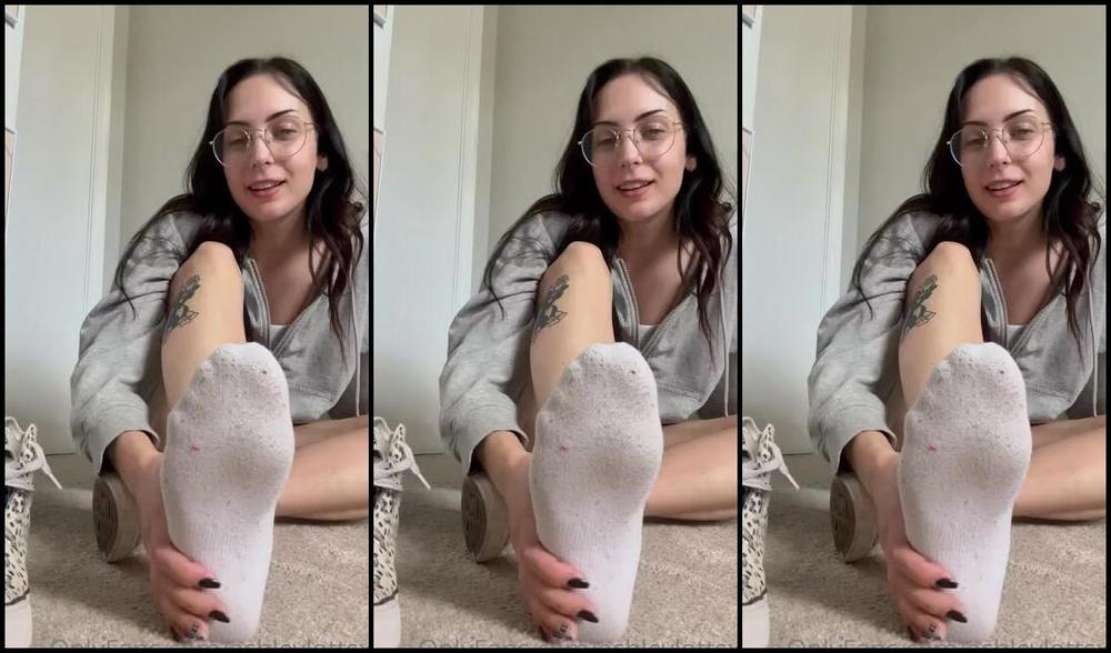 Ashleylottsxo Onlyfans Stinky Sock And Shoe Removal After A Good Workoutp