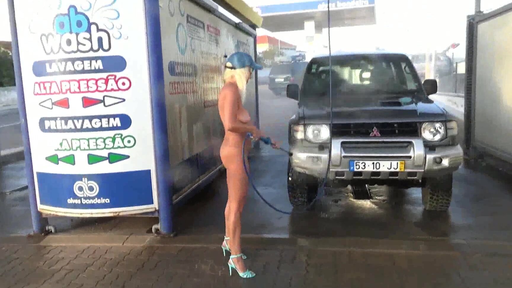 naked-blonde-washed-jeep-at-a-public-car-wash Pornhub