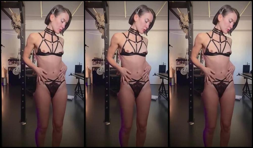 Miss Flora Nicknamed Missfloraberlin Onlyfans My Friend Borrowed Me This Lingerie Set And I Think It Looks Gorgeous Ps Don T