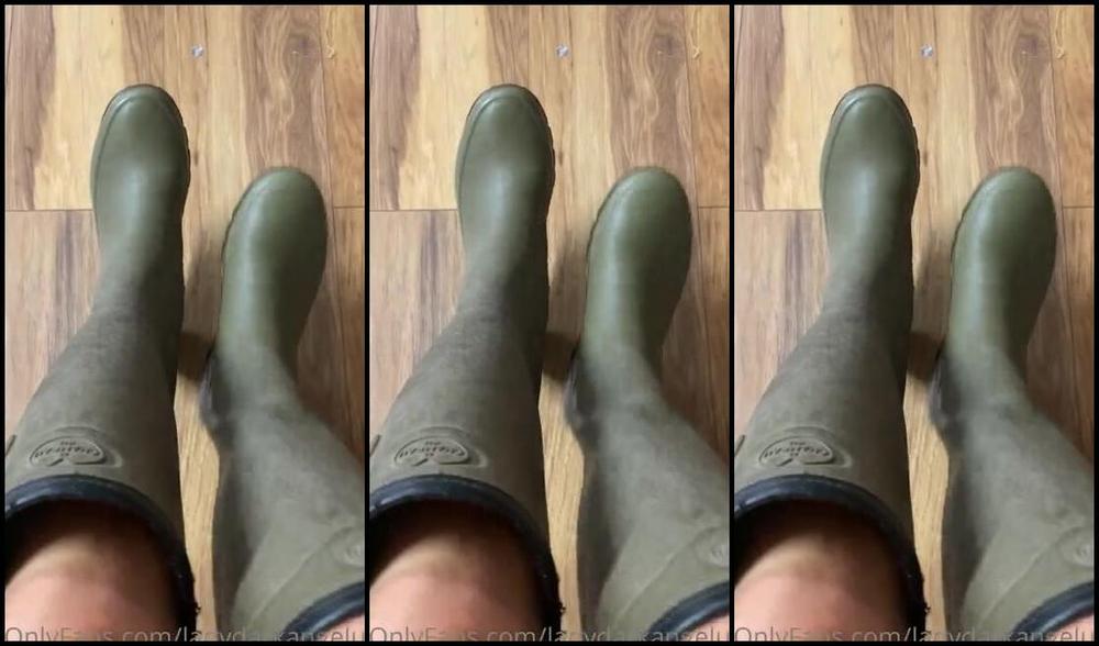 Ladydarkangeluk Onlyfans Spending Lunchtime In My Wellies My Next Session Wants Dirty Smelly Feet I Dont Get Smelly Sweaty