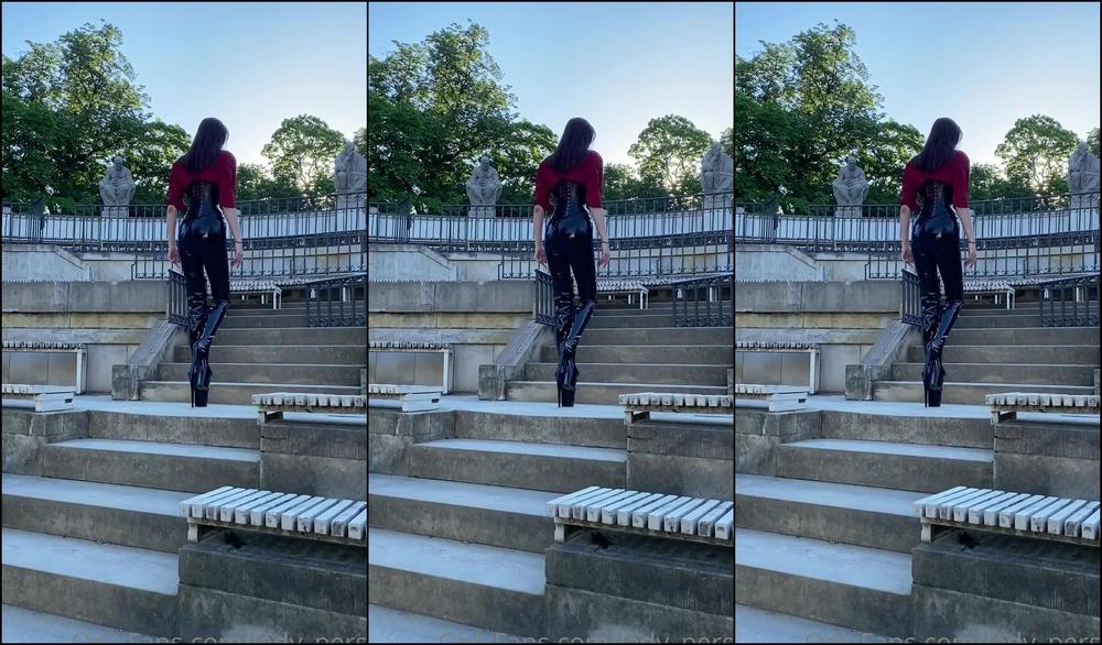 Lady Perse Latex In Public