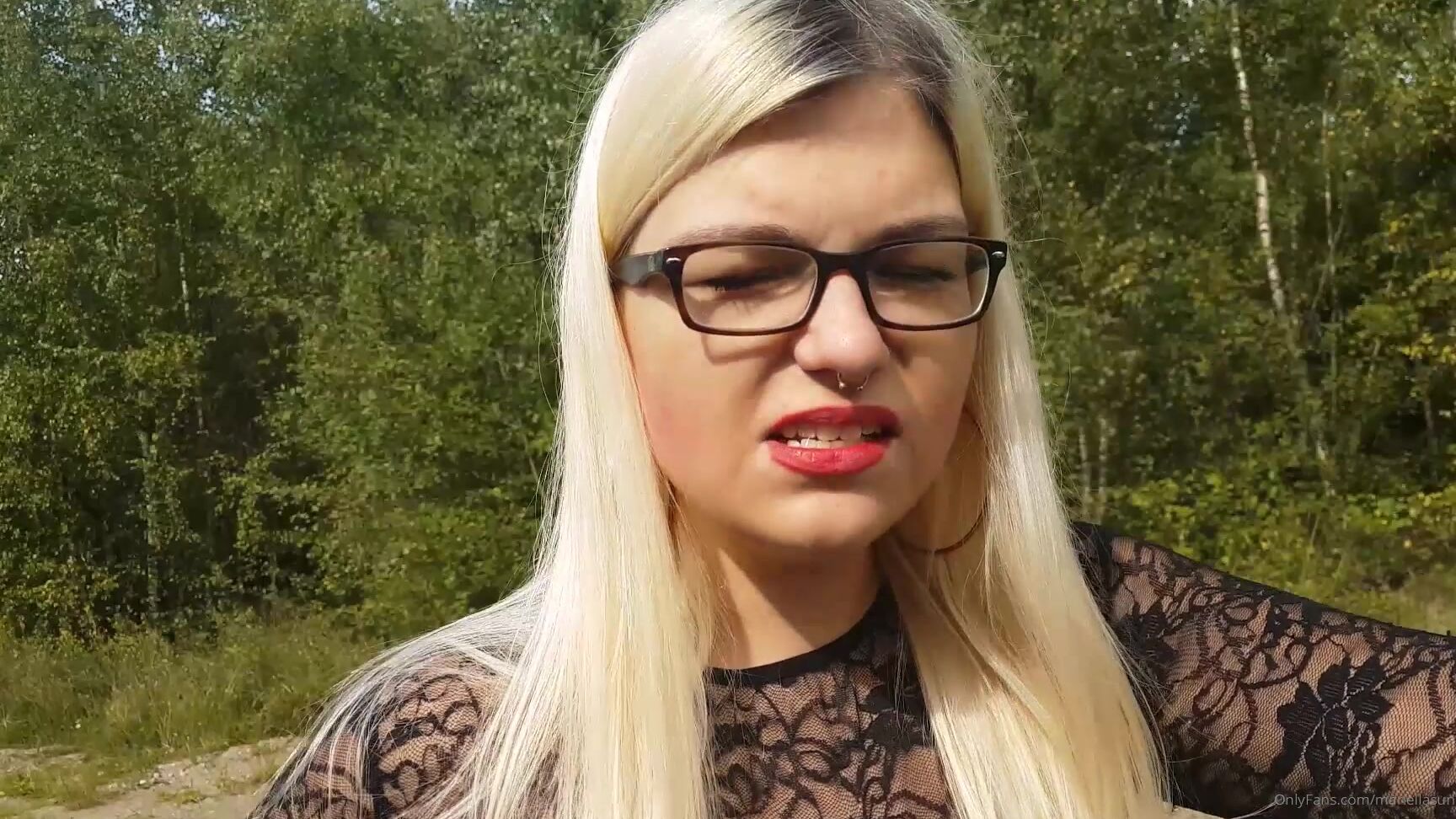 Mariellasun Outdoor Footjob In Lack Boots