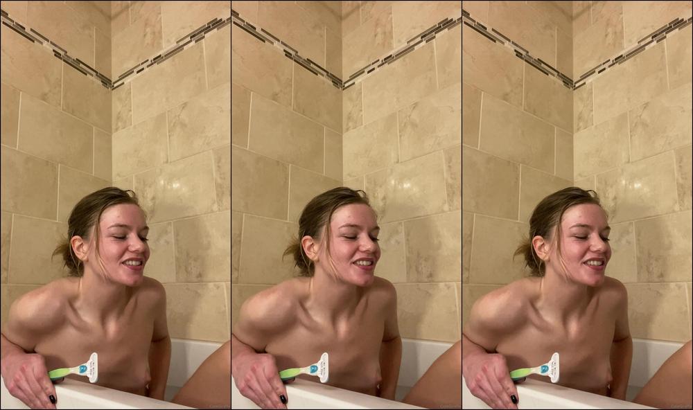 cutegiraffe-12-11-2020-1247009855-shaving-around-my-labia-to-some-music-